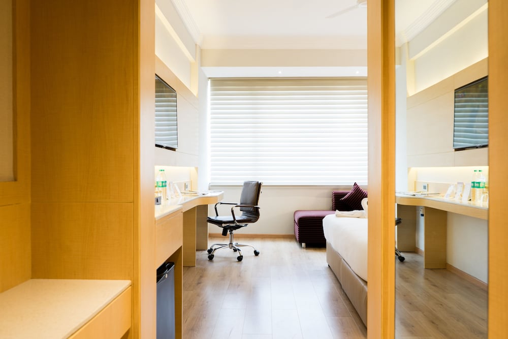 Luxury Room, 1 King Bed, City View, Executive Level photo 3