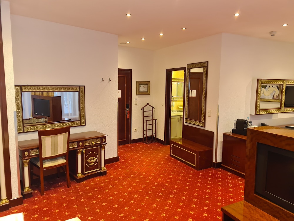 Exclusive Studio Suite, 1 King Bed - Photo 3