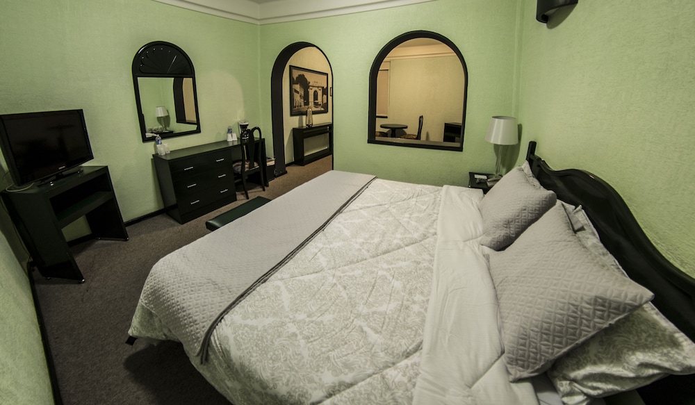 Classic Room, 1 King Bed photo 3