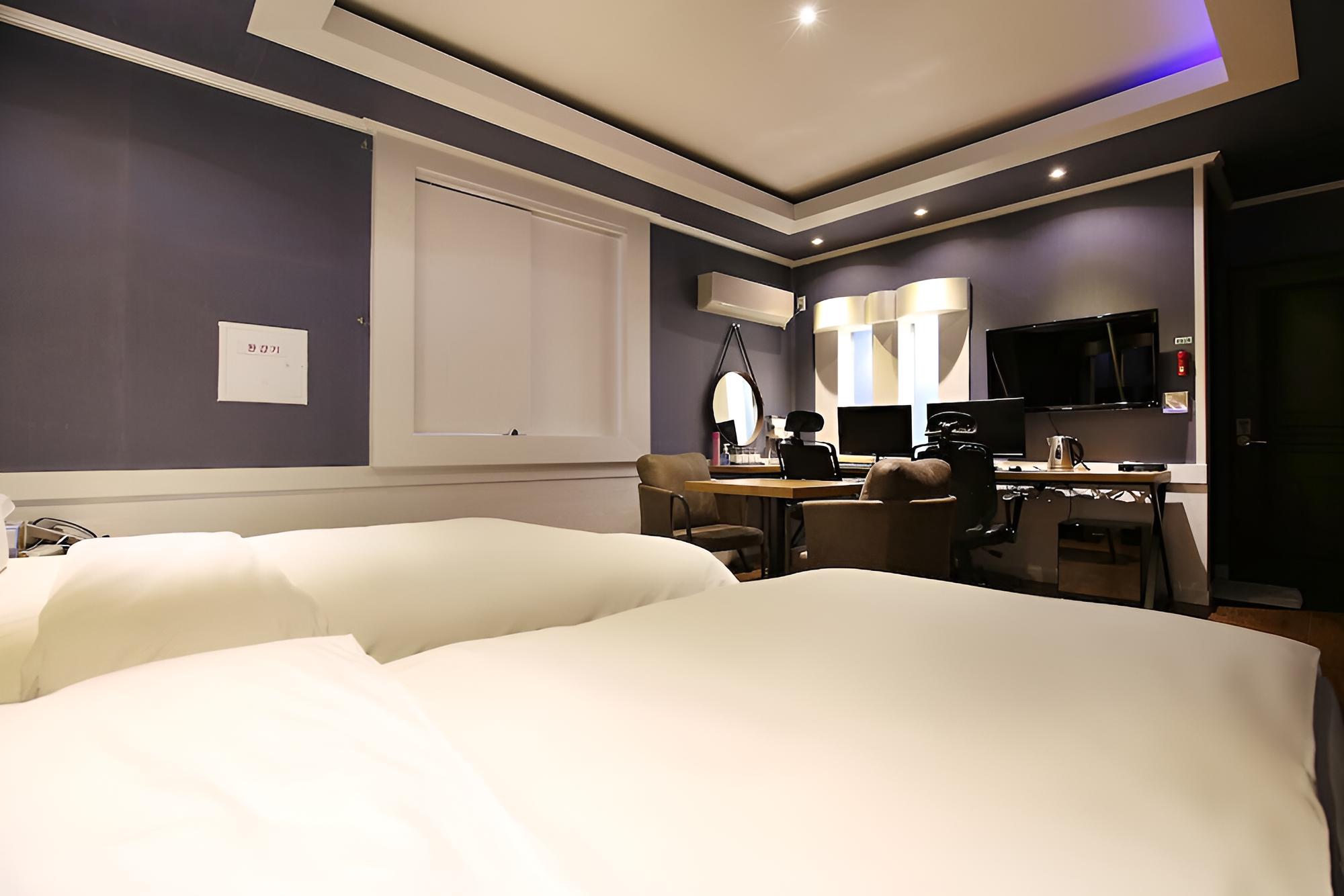 Room (Twin Bed (Hard Drive-Less 2PC Netflix) - Photo 5