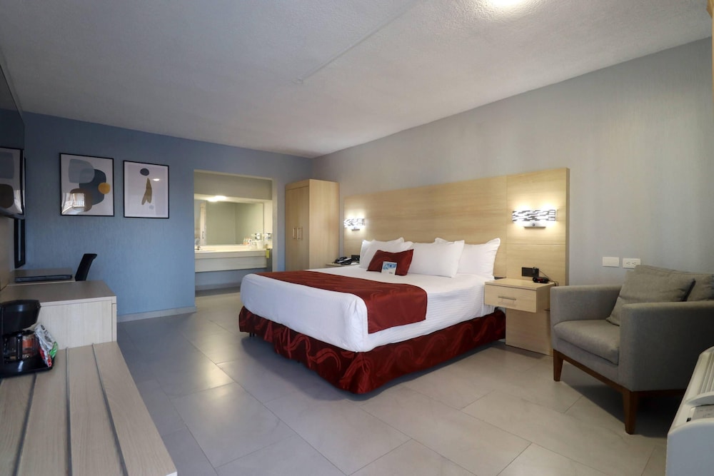 Room, 1 King Bed, Non Smoking (Upgrade) - Photo 1