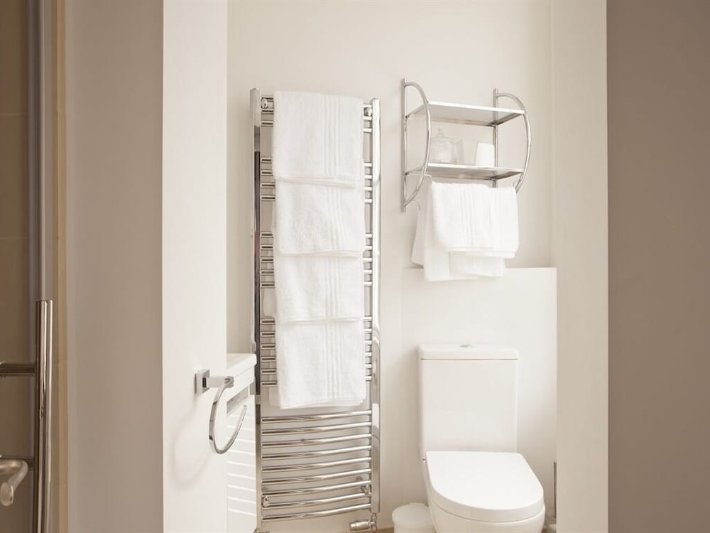 Suite, Ensuite (No 7) photo 2
