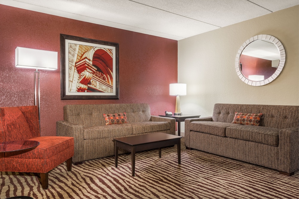 Suite, 1 King Bed - Photo 2