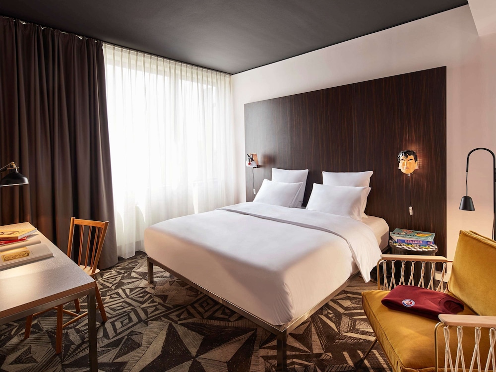 Room, 1 King Bed (Large Mama) thumbnail 5