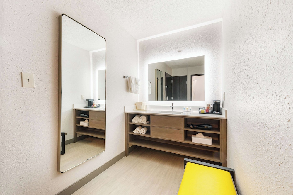 Room, 2 Queen Beds, Non Smoking (Efficiency, Upgrade) - Photo 6