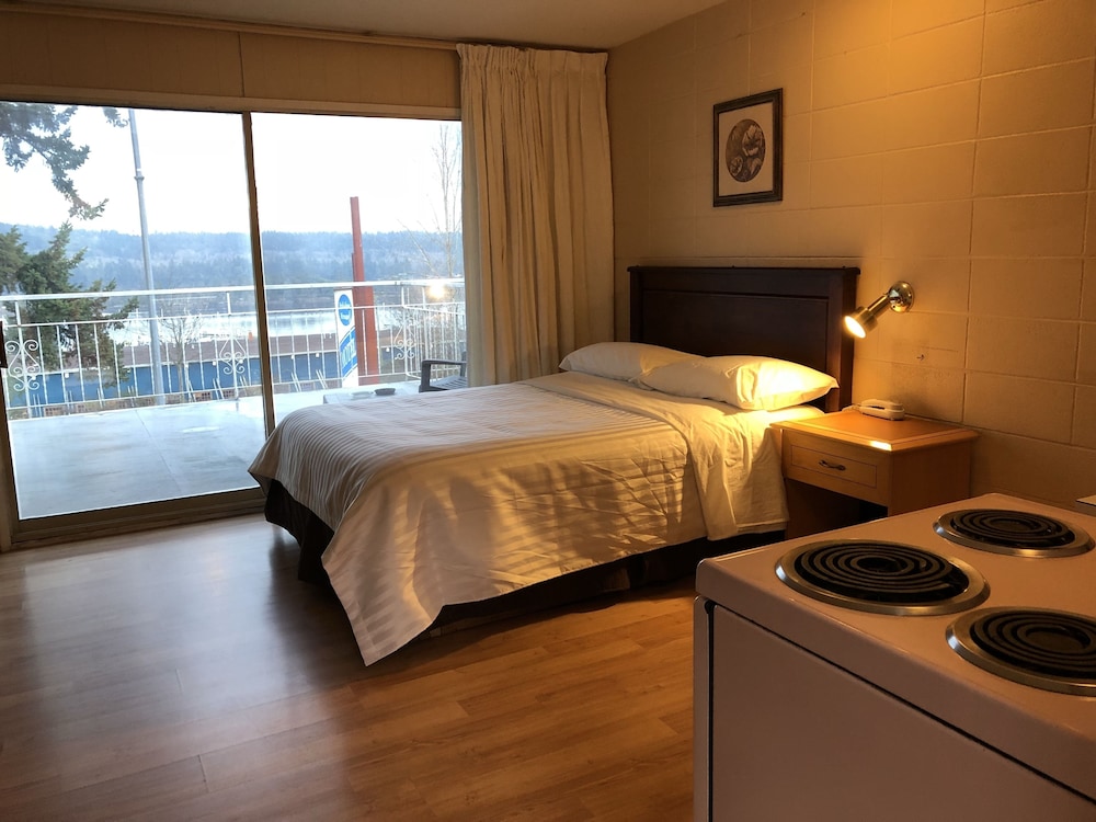 Executive Studio Suite, 1 Queen Bed, Patio, Sea View photo 2