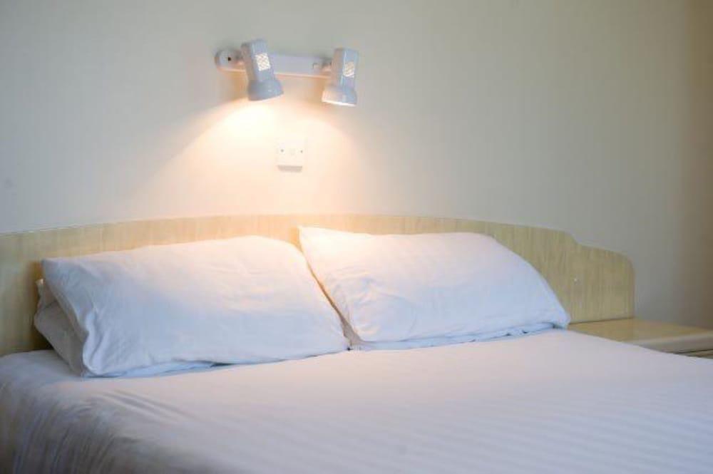Classic Twin Room, Ensuite photo 2