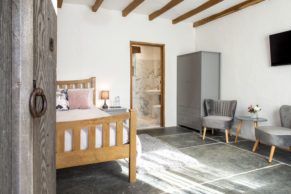 Classic Double Room, 1 King Bed (Coombe Farm - Lily Lovedays) photo 1