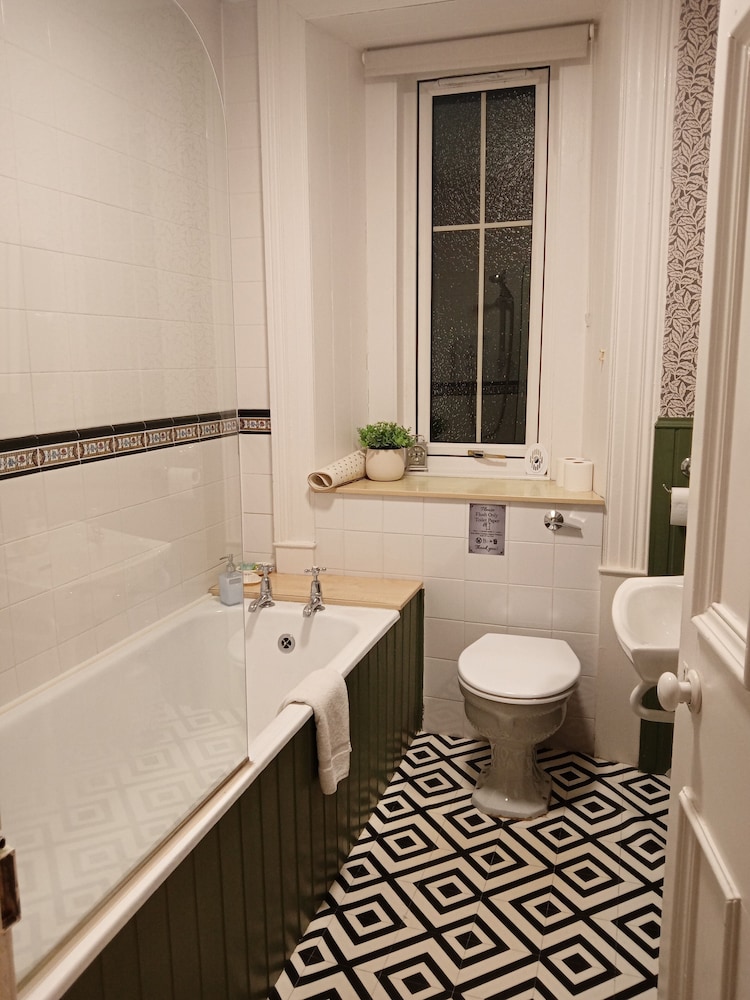 Basic Single Room, Shared Bathroom photo 3
