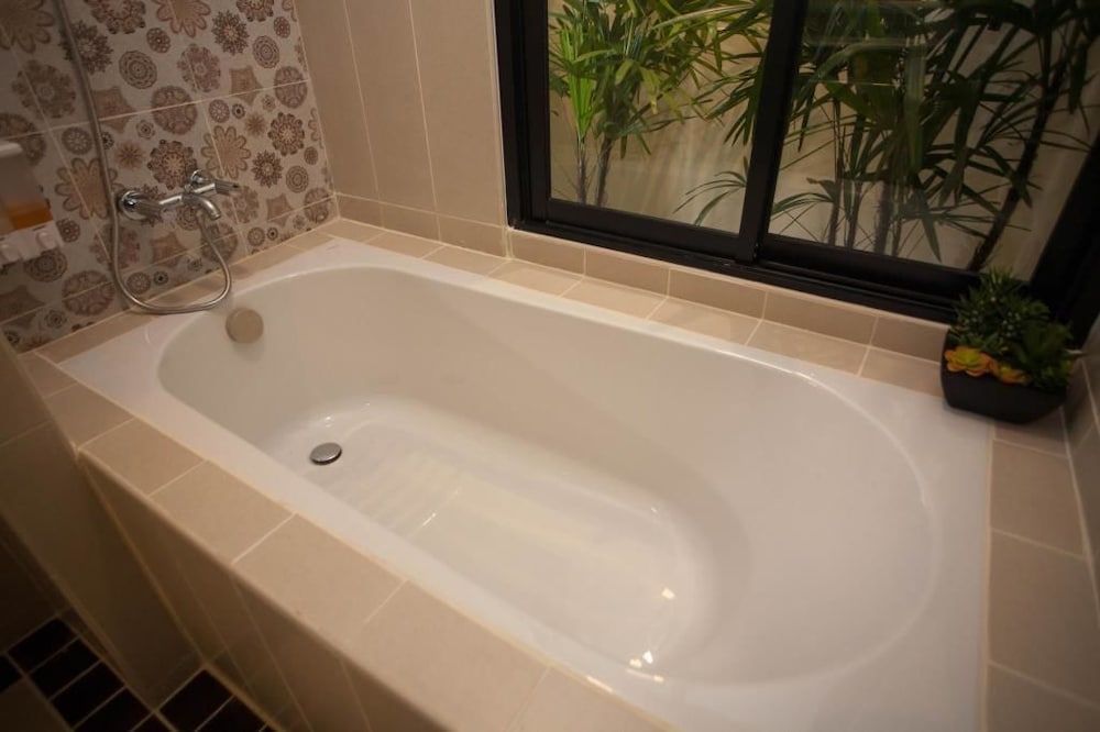 Premium Suite, 1 King Bed with Sofa bed, Bathtub, Garden View photo 3
