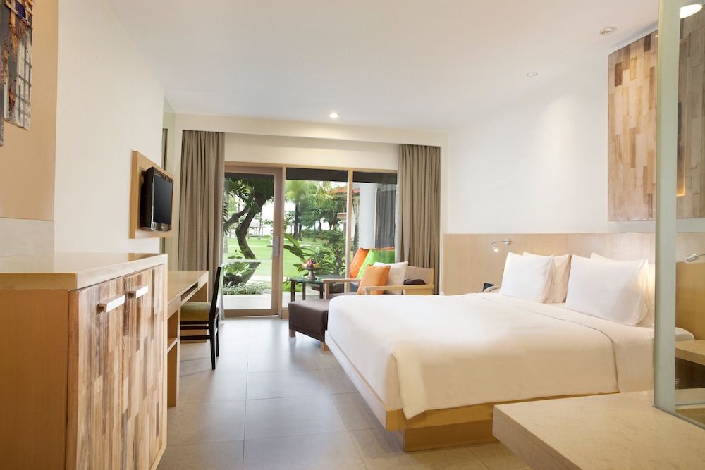 Premium Room, 1 King Bed, Accessible Bathtub, Garden View (Bathtub) - Photo 3