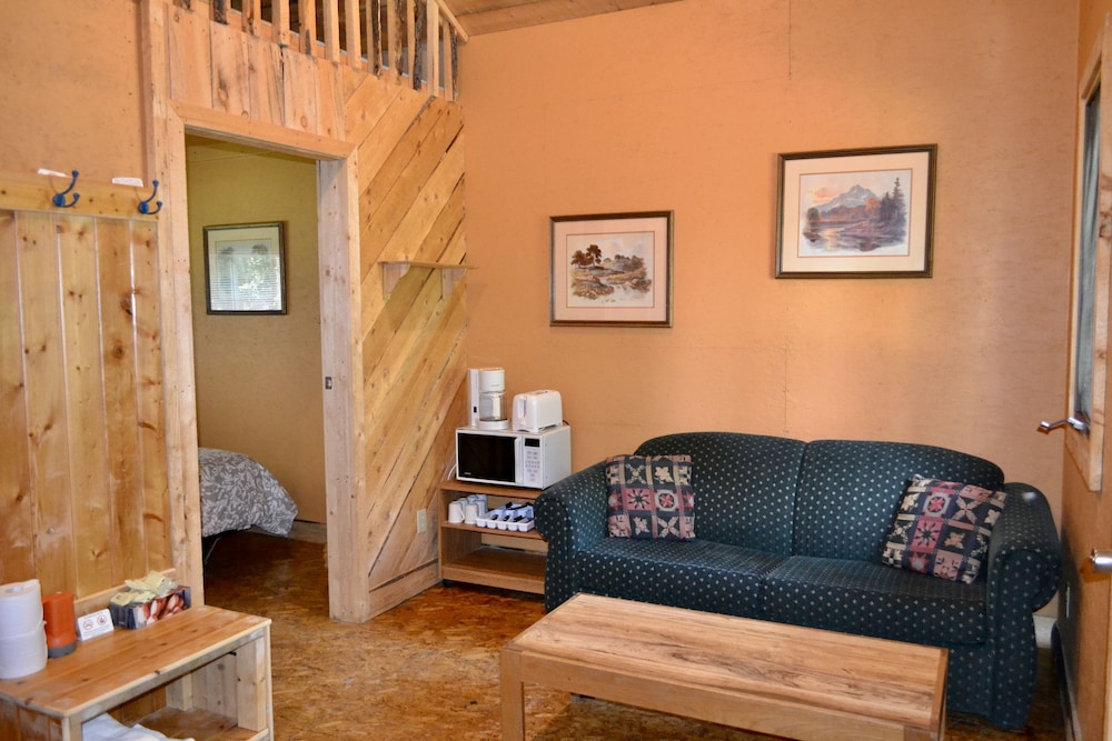Comfort Cabin, 2 Bedrooms, Refrigerator & Microwave, Garden View photo 2
