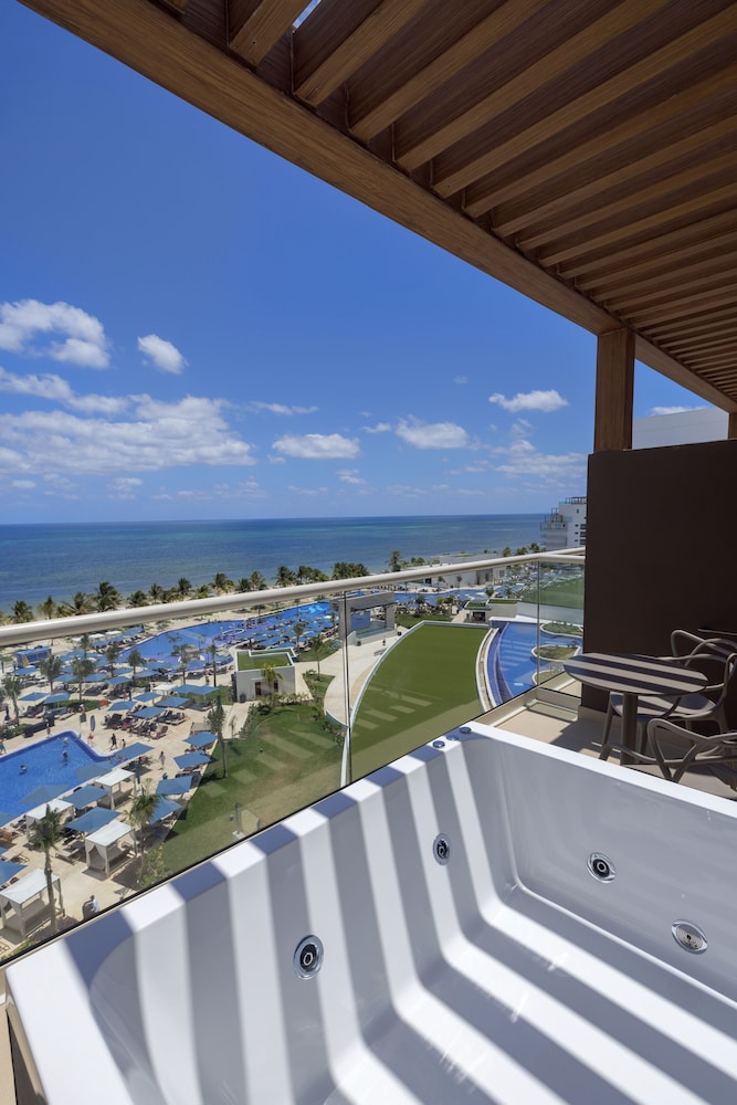 Luxury Junior Suite Ocean Front Terrace Jacuzzi - Photo 8