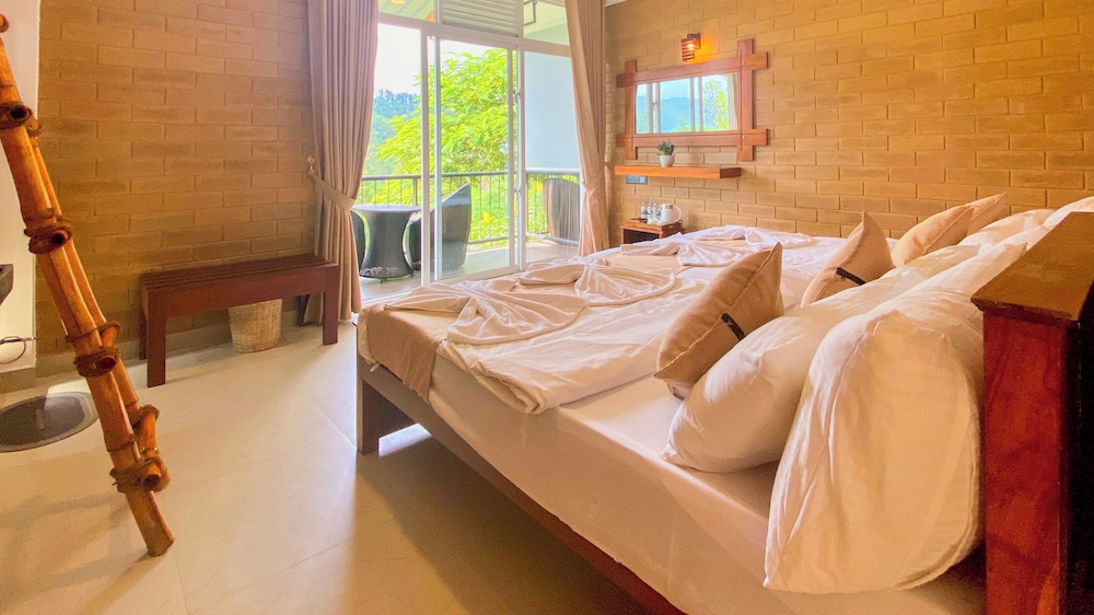 Deluxe Room, Multiple Beds, Mountain View photo 1