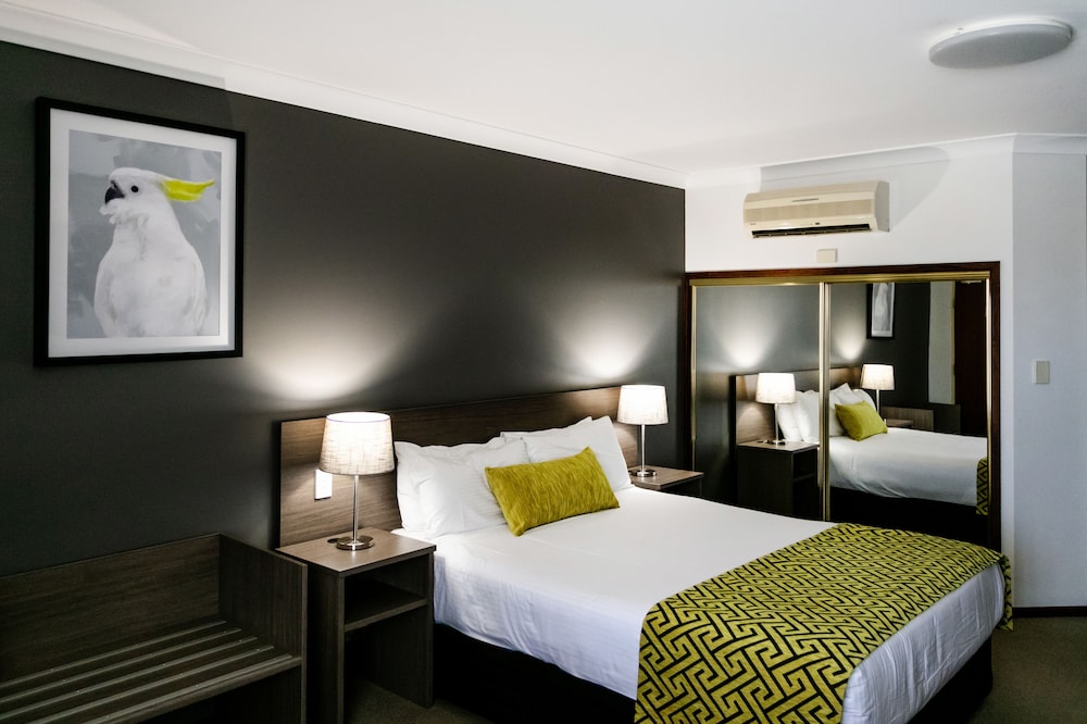 Superior Room, 1 King Bed, Non Smoking, Jetted Tub photo 2