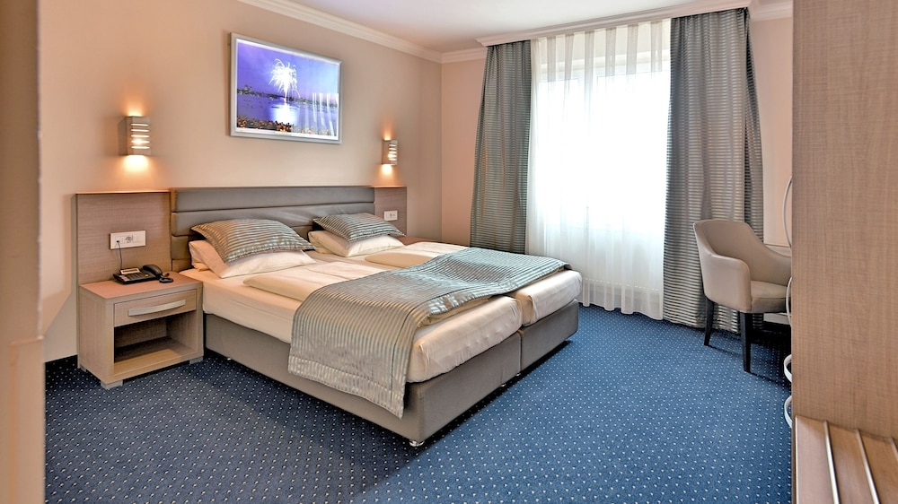Comfort Twin Room, 2 Twin Beds, Private Bathroom, City View