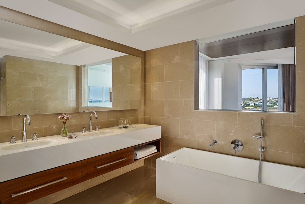 Superior Room, 1 Queen Bed, Partial Sea View (Corner) thumbnail 6