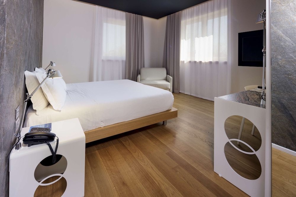 Superior Room, 1 Queen Bed - Photo 22