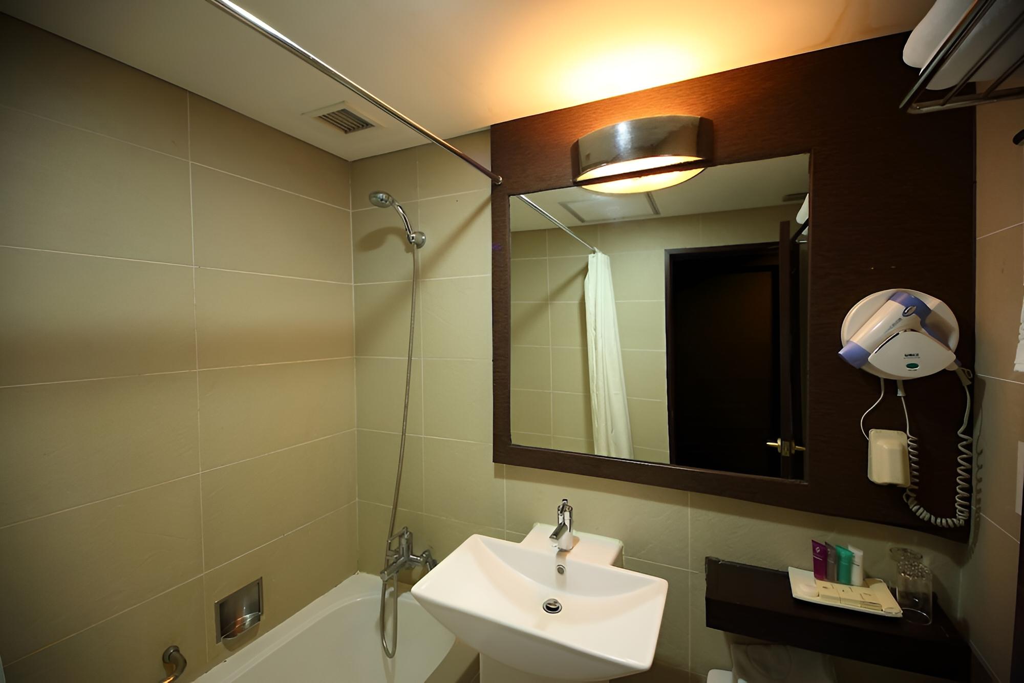Deluxe Room, 1 King Bed - Photo 4