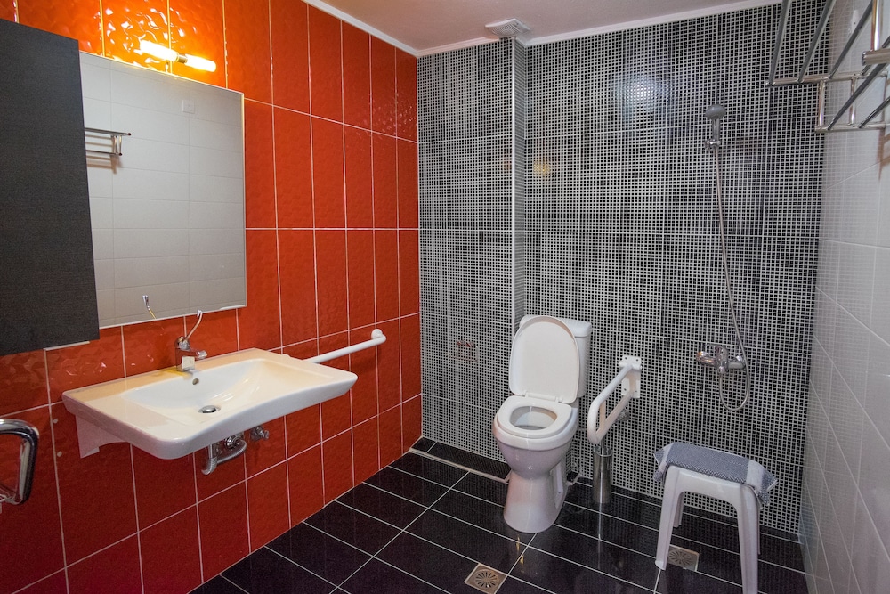 Deluxe Double or Twin Room, Partial Sea View photo 3