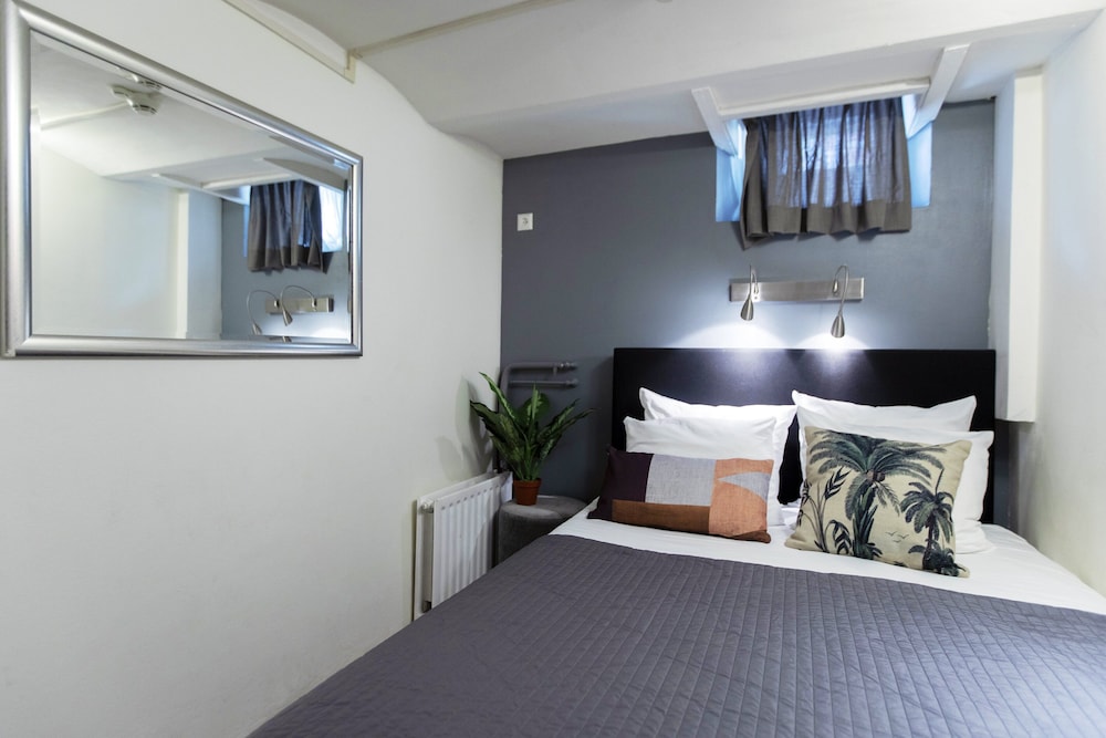 Economy Room, 1 Double Bed, Private Bathroom photo 3