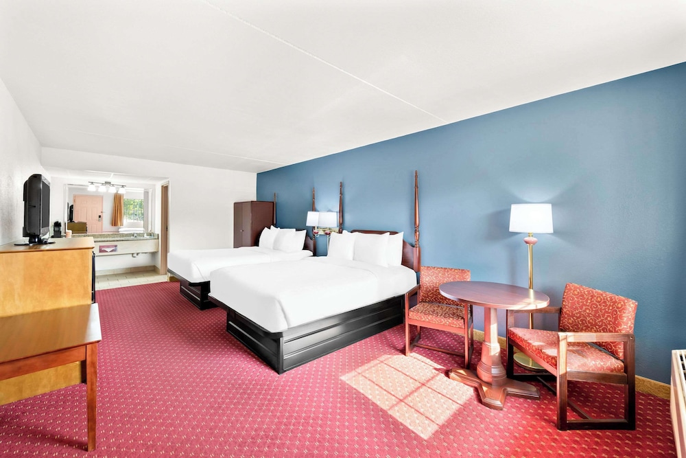 Standard Room, 2 Queen Beds, Non Smoking - Photo 2