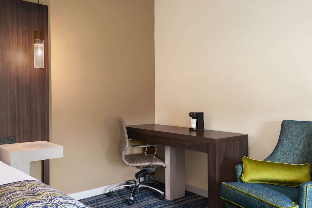Deluxe Room, 1 King Bed, Accessible, Non Smoking (Mobility/Hearing)