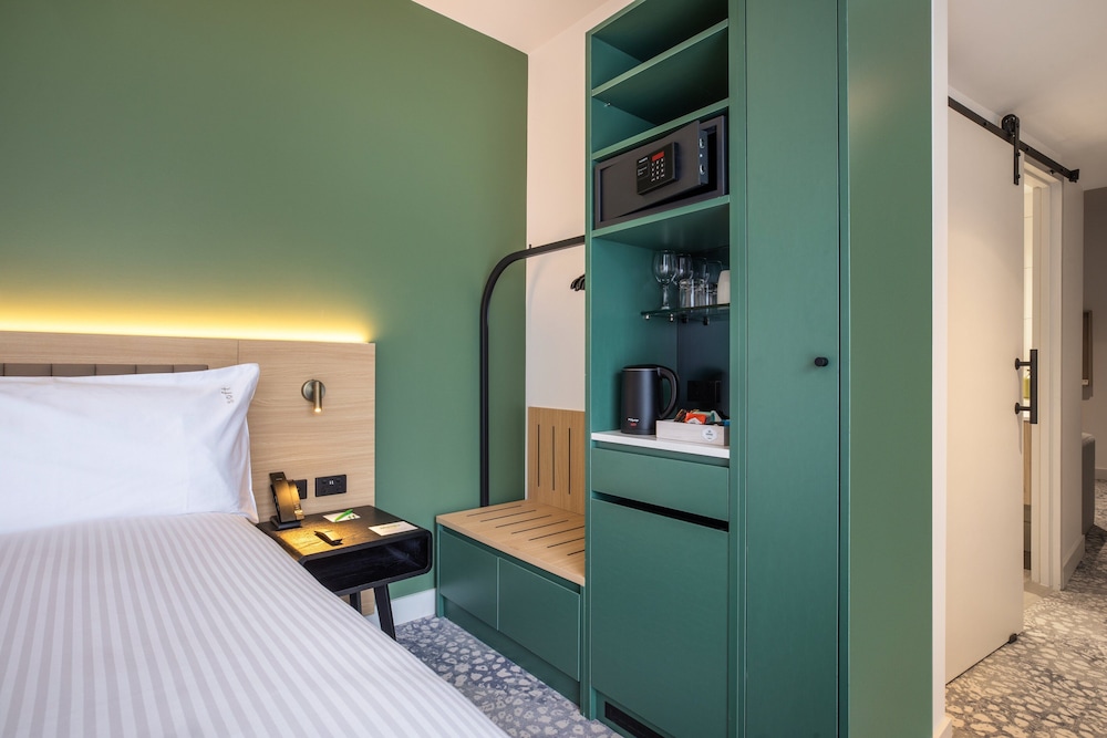 Suite, 1 King Bed - Photo 2