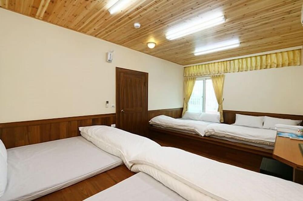 Family Room, Shared Bathroom photo 2