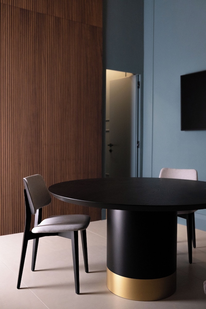 Executive Suite - Photo 24