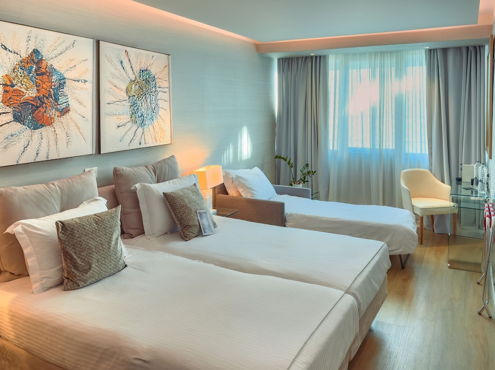 Basic Triple Room with Courtyard View - Photo 7