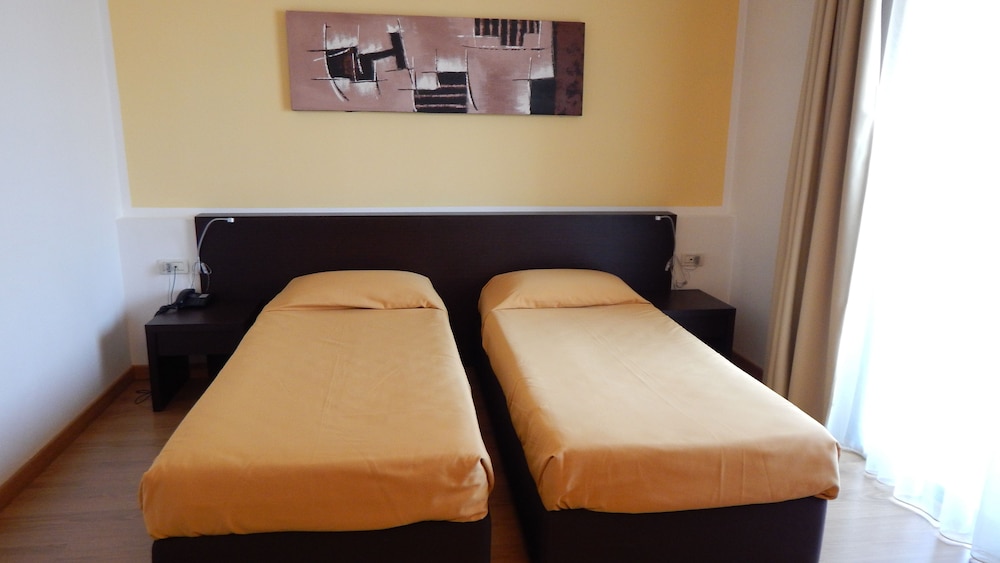 Executive Twin Room - Photo 2