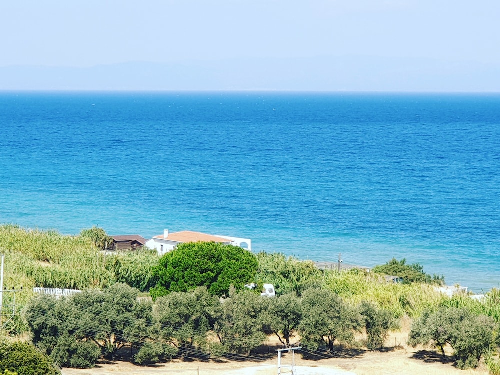 Romantic Bungalow, 1 Bedroom, Sea View, Beachfront photo 2