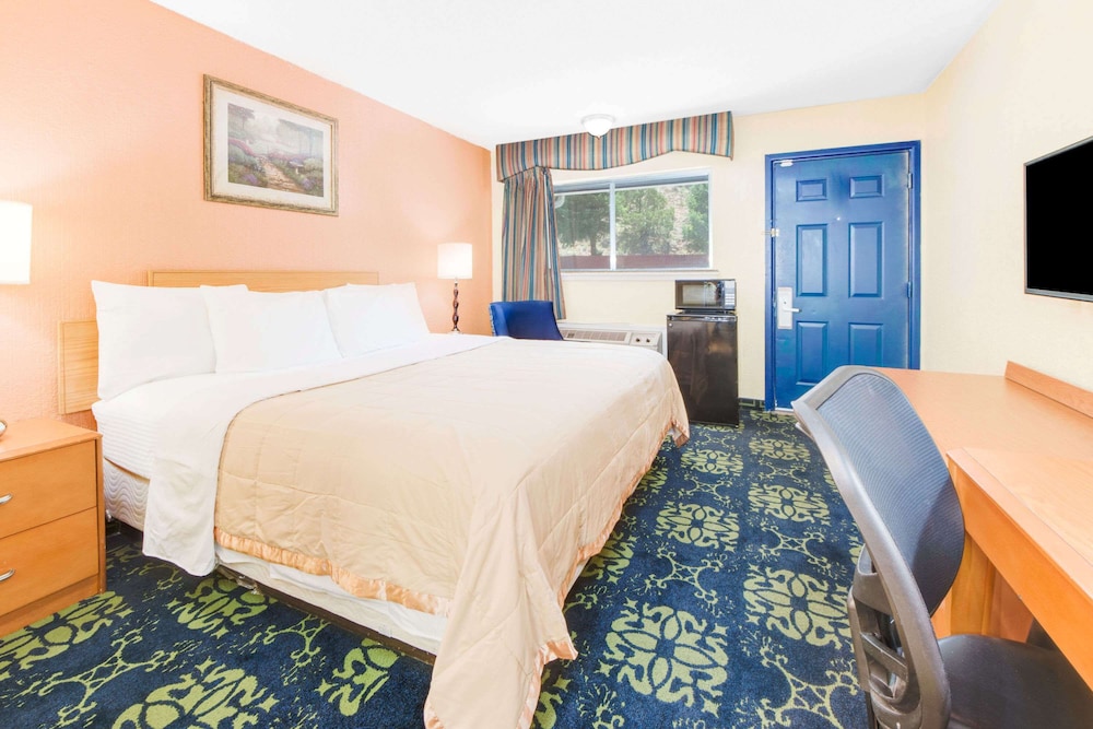 Standard Room, 1 King Bed, Smoking - Photo 1