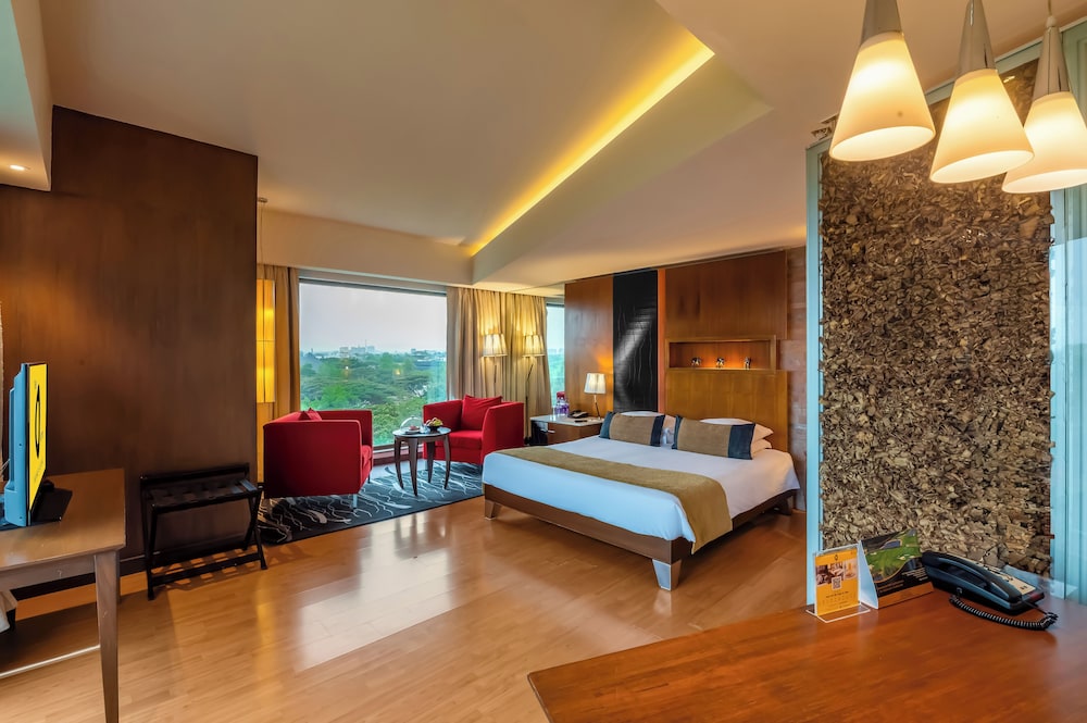 Suite with Bathtub, 2 way Airport Transfer - Photo 1