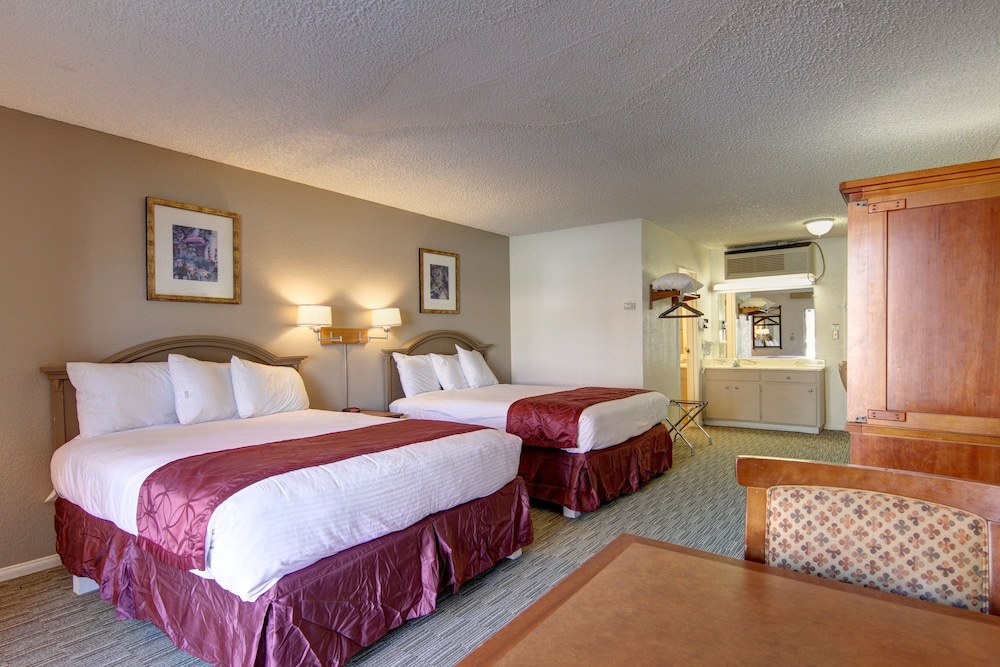 Double Room, 2 Queen Beds, Refrigerator & Microwave, Poolside - Photo 1
