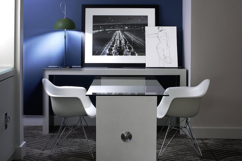 Suite, 1 Bedroom (Mobility/Hearing Access, Roll-In Shwr) thumbnail 5