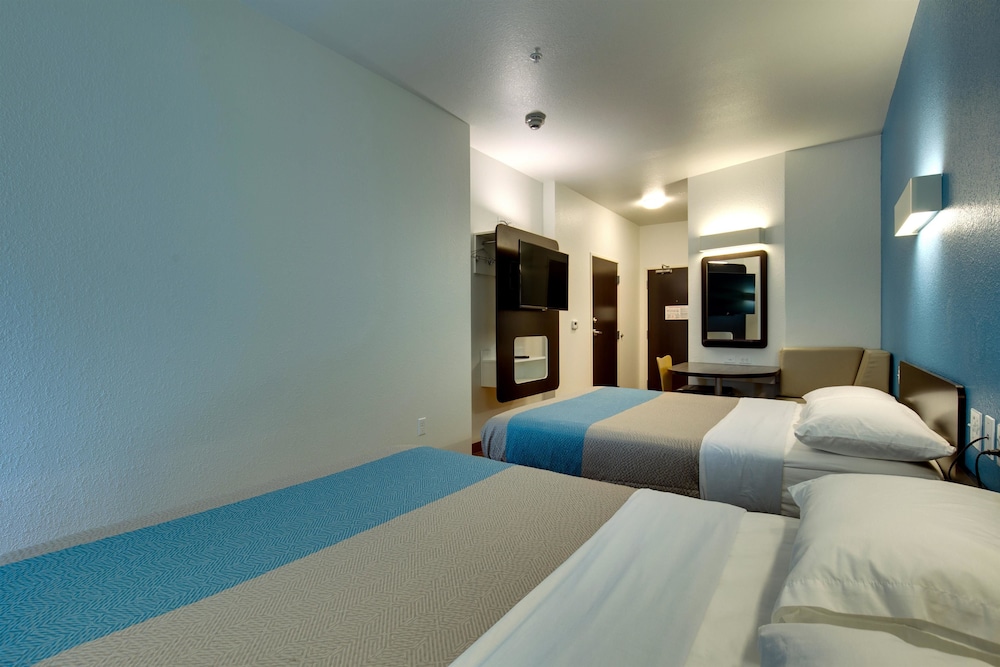 Standard Room, 2 Queen Beds, Non Smoking, Refrigerator photo 2