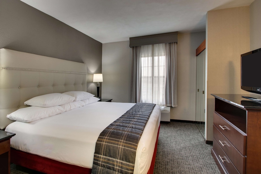 Suite, 1 King Bed with Sofa bed, Refrigerator & Microwave (2 Rooms, Upper Floor) photo 3