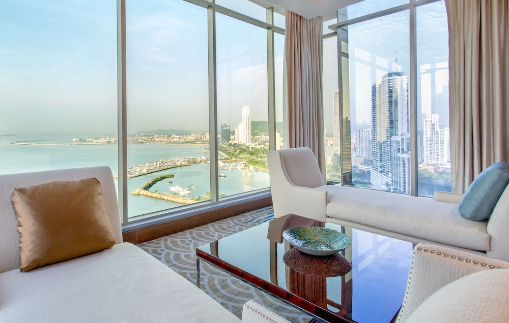 Superior King Room with Partial Ocean View