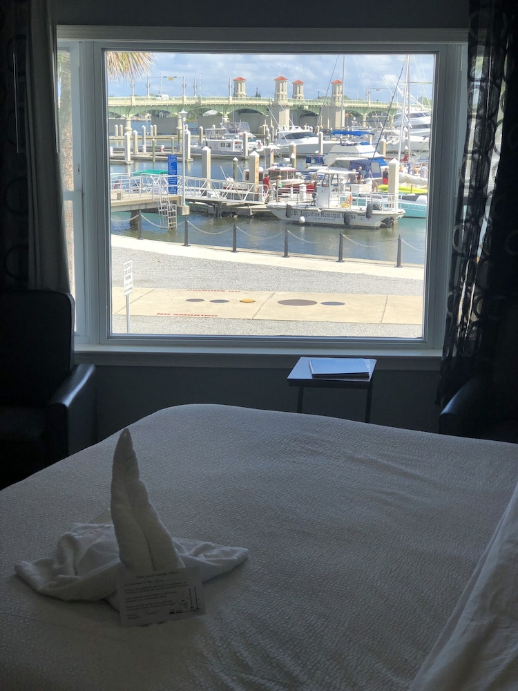 Luxury Double Room, 1 King Bed, Marina View, Corner photo 3