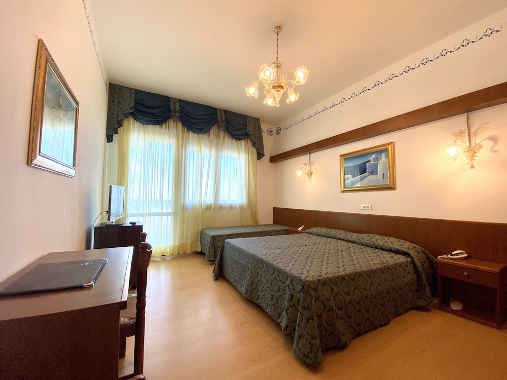 Triple Room, Balcony, Partial Sea View photo 1