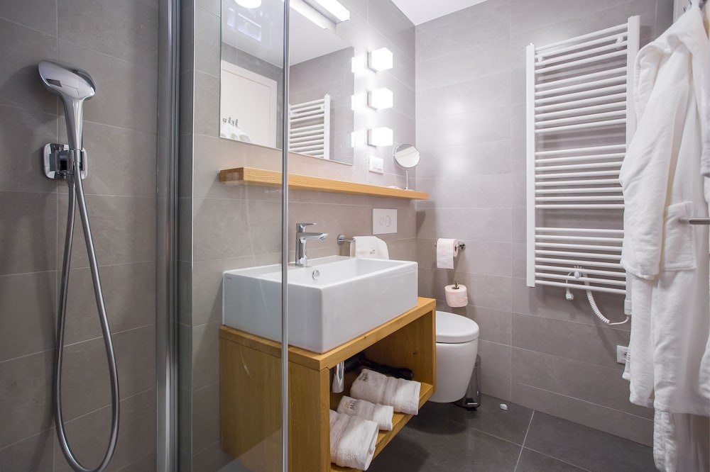 SUPERIOR TOP FLOOR SUITE photo 3