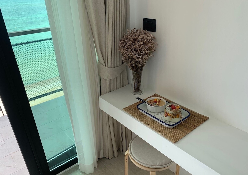 Beach Front Superior King Room - Photo 13