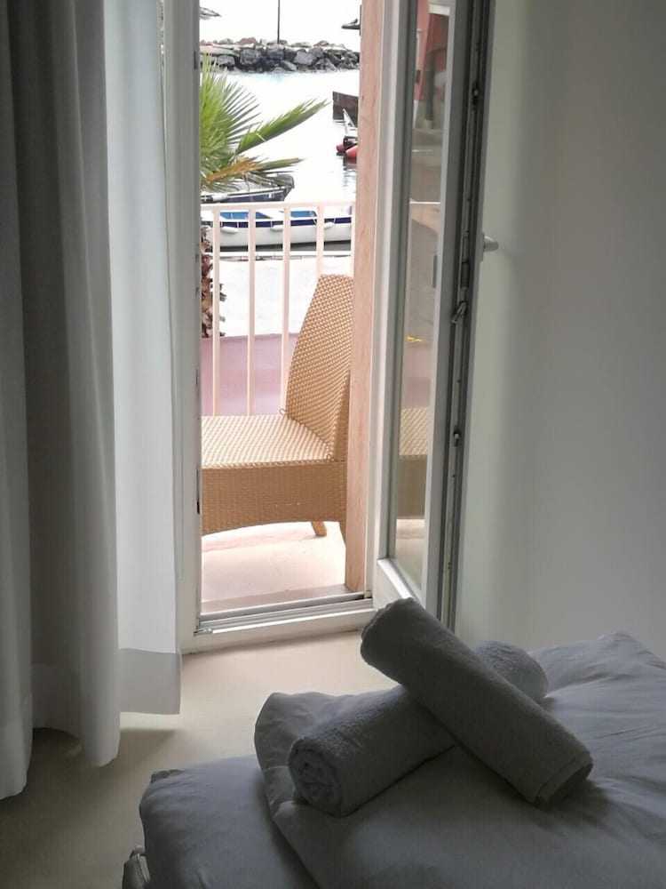Classic Double Room, Harbor View, Beachfront