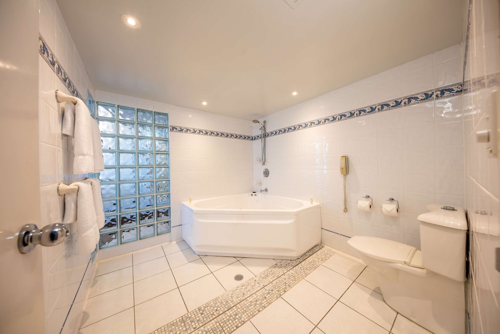 King One Bedroom Suite thumbnail 6