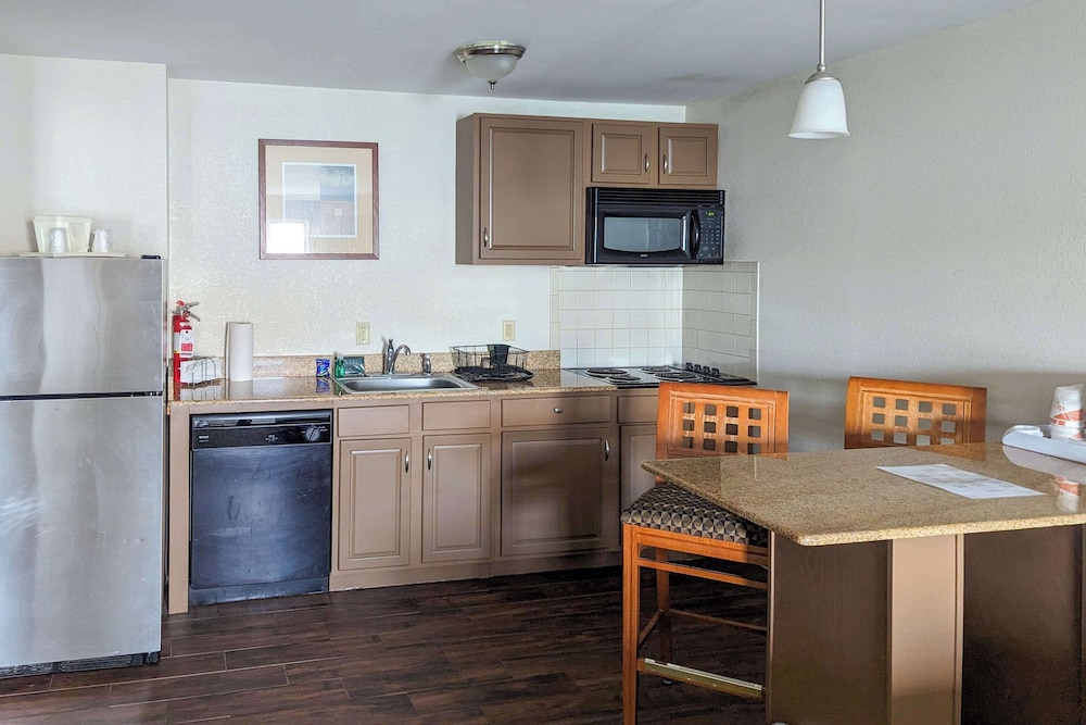 Suite, Multiple Beds, Non Smoking - Photo 6