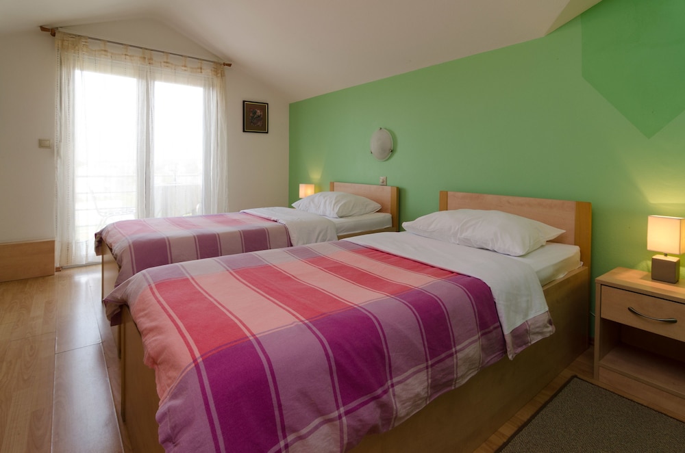 Standard Studio, 2 Twin Beds, Non Smoking, Courtyard View photo 2