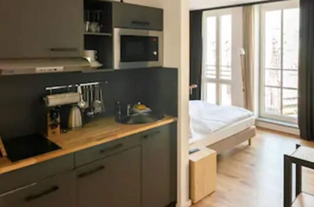 Suite (S)