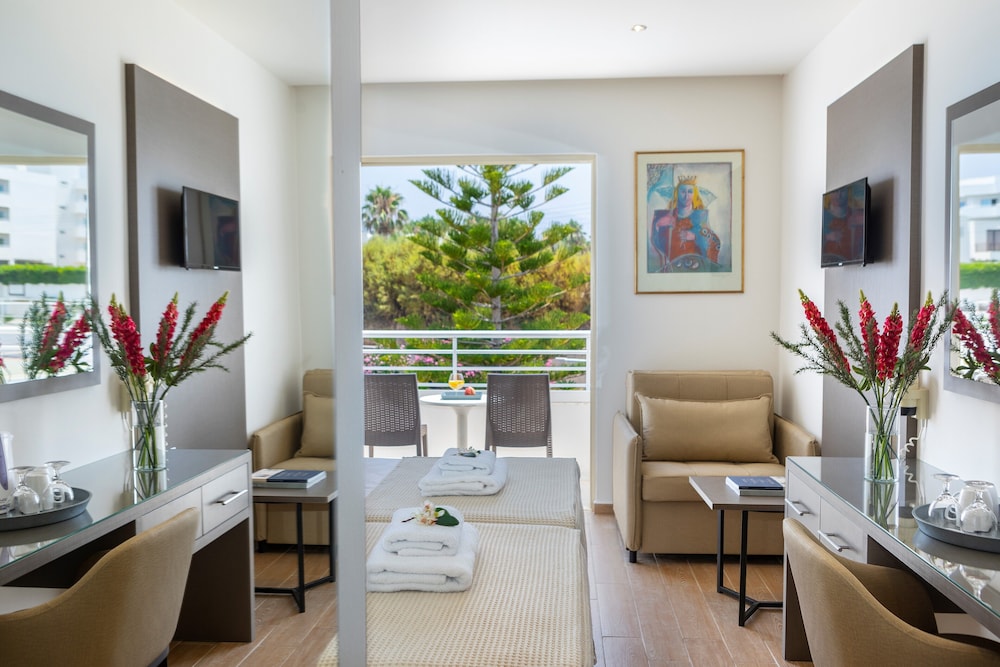 Double or twin inland-view room - Photo 3